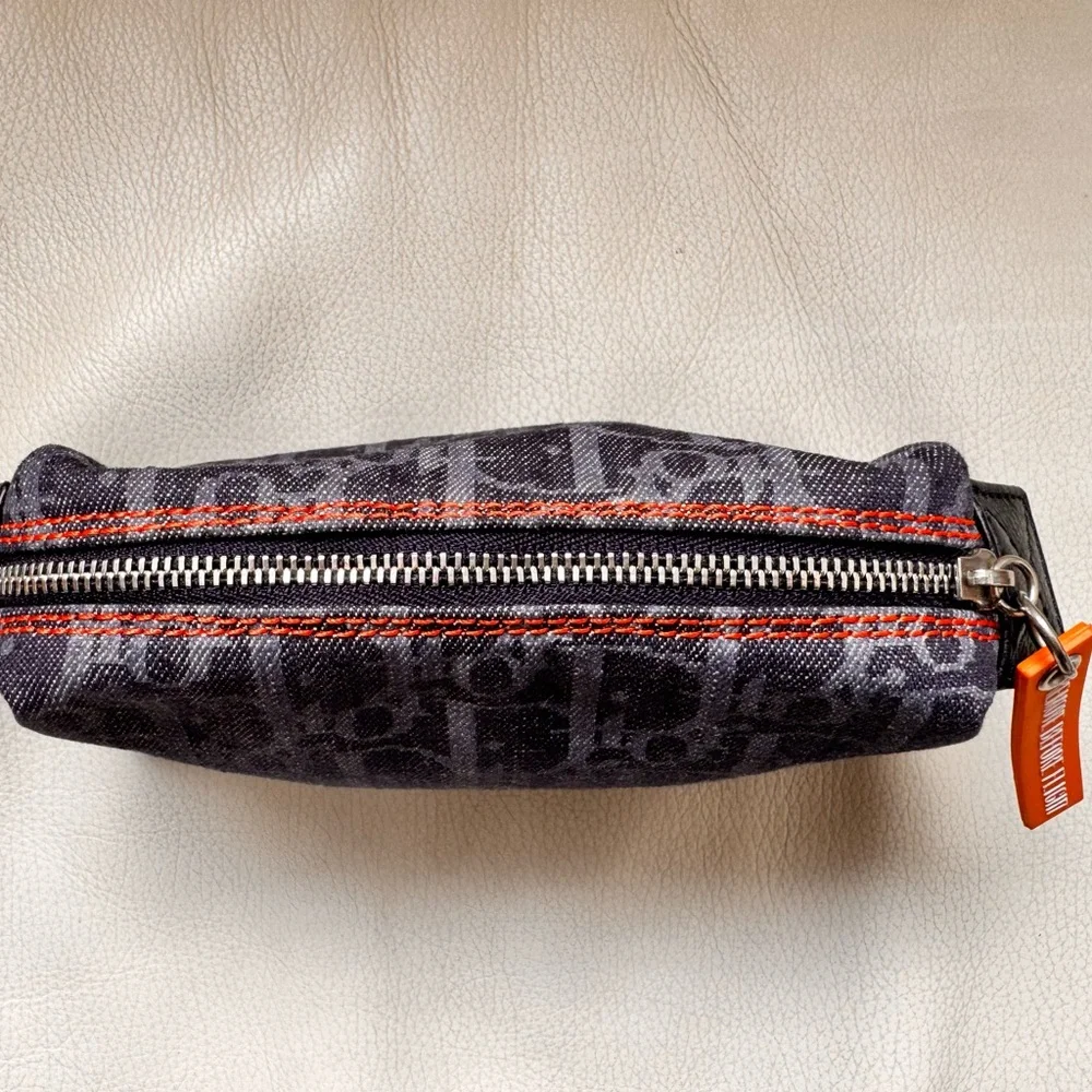 💯 CHRISTIAN DIOR
Blue Trotter Denim Flight Cosmetic Pouch - Picture 4 of 16